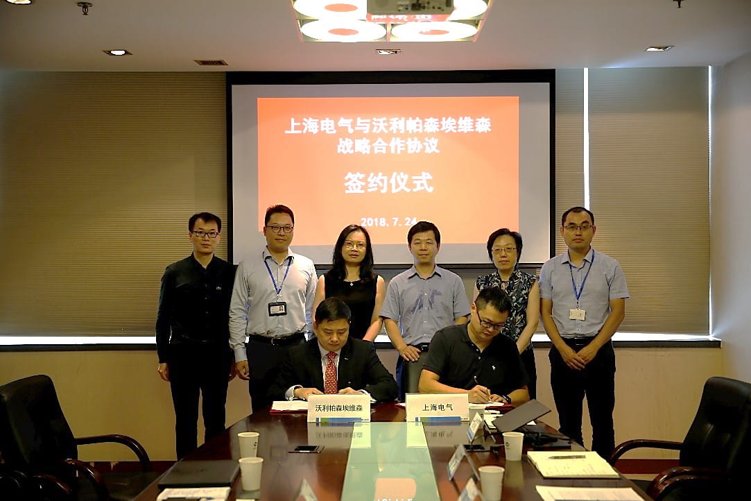 Alan Yau signs the MoU contract with Sha Yunfeng, Vice Managing Director of  Shanghai Electric.